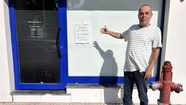 45 derecelik sıcağa dayanamayan esnaf bakın ne yaptı! 'Eylül'de görüşürüz'