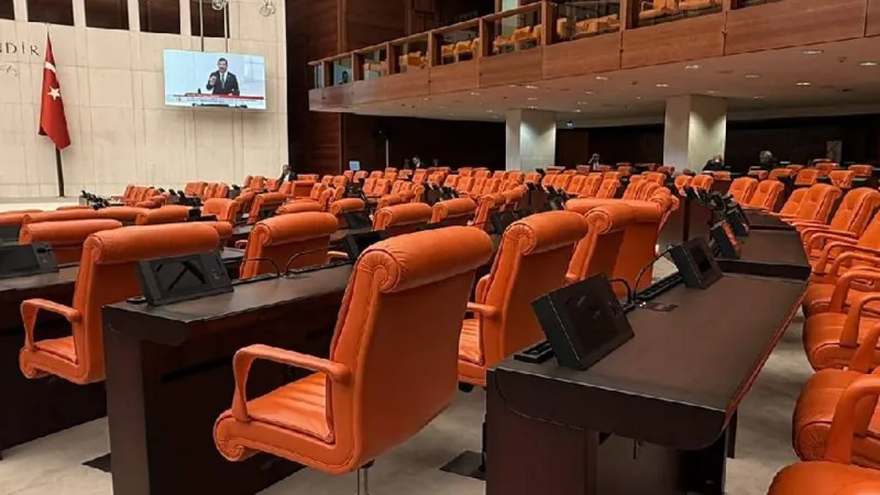AKP'li Vekiller Nerede? CHP'li Tanal'dan Bomboş Sıralara Sert Tepki!