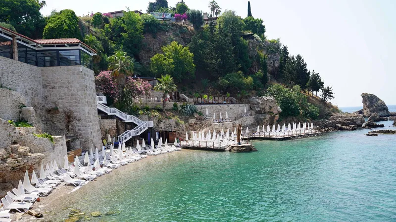 Antalya'da tepki çeken 1000 liralık şezlong ücreti yarıya düşürüldü