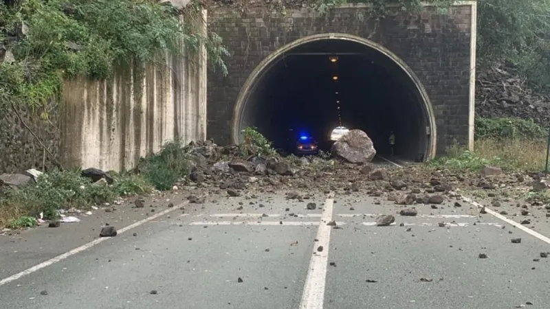Artvin'de Sarp Sınır Kapısı yolunda heyelan