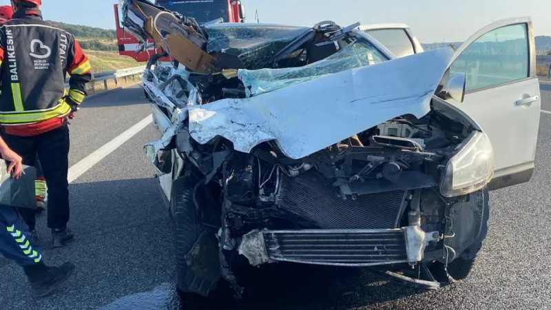 Balıkesir'de otoyolda otomobil tıra çarptı: 2 ölü, 2 yaralı