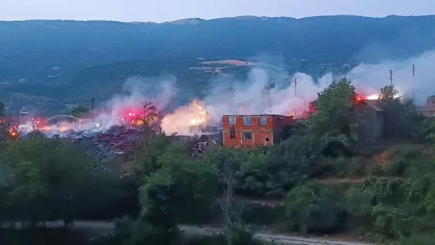 Bolu'da köyde büyük yangın: Hayvanlar öldü, 2 ev ve 10 samanlık küle döndü! Yangının boyutu gün ağarınca ortaya çıktı