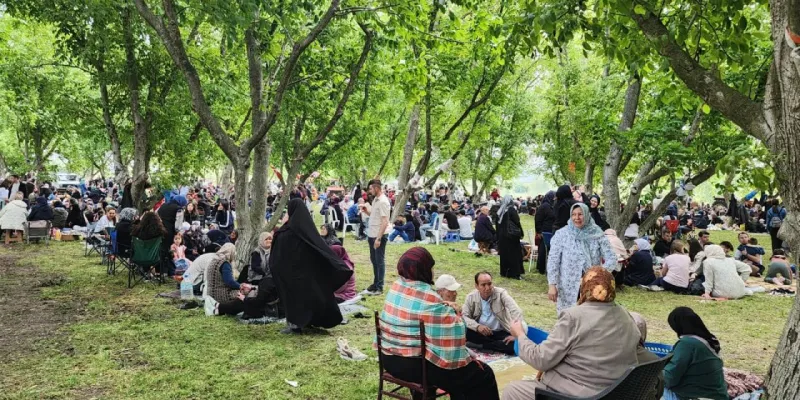 Bursalı Erkeklerden Rekor Keşkek Ziyafeti: 10 Bin Kişiye Dağıttılar!