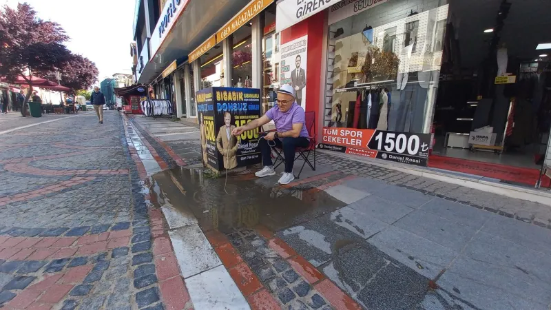 Edirne'de Cadde Ortasında Balık Tuttu! Neden mi? Şok Sebebi!