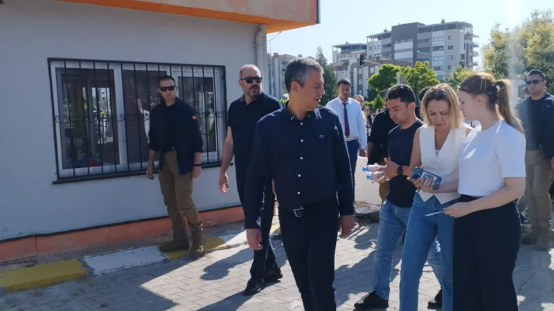 Özgür Özel'den Duygu Dolu Anlar! Nehir'i Sınavda Yalnız Bırakmadı