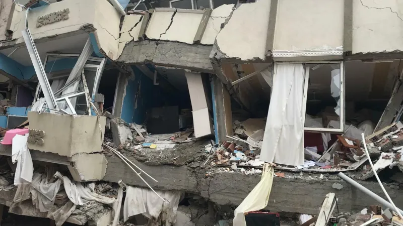 Depremde 21 kişiye mezar olan Arı Apartmanı soruşturması: Müteahhit, yapı sahibi ve belediye görevlileri için "asli kusurlu" tespiti yapıldı, iddianame hâlâ hazırlanmadı