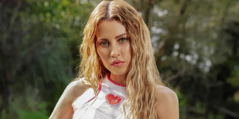 Derya Uluğ'a konserde saldırı! Neye uğradığını şaşırdı