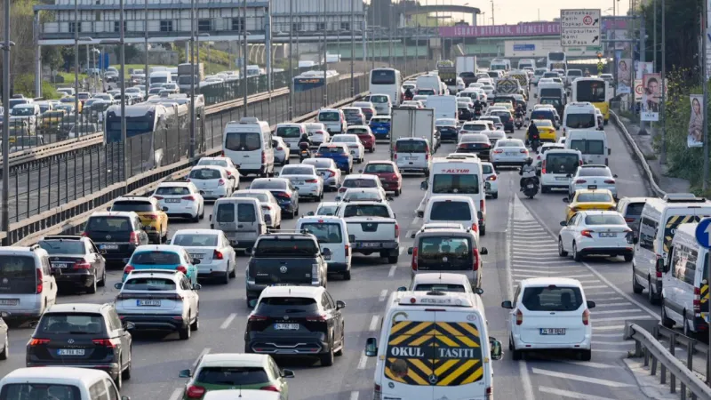 Direksiyonda eriyen ömür: İstanbullu 2024'te 105 saatini trafikte harcadı