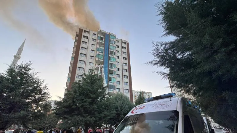 Diyarbakır'da 13 katlı binada yangın: 23 kişi hastaneye kaldırıldı!