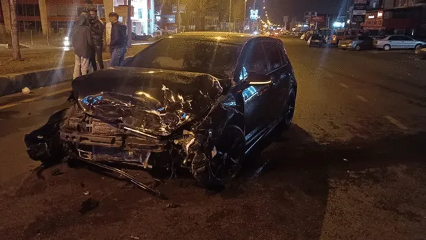 Erzurum'da iki otomobil çarpıştı: 1 ölü, 6 yaralı