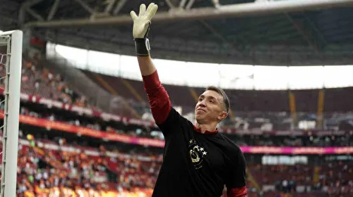 Muslera Gözyaşlarıyla Veda Etti! Türkiye'den Ayrıldı mı?