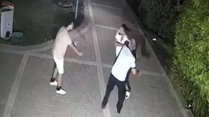 Gücün ona mı yetiyor? Oğluyla kavga eden çocuğu uçan tekmelerle darbetti