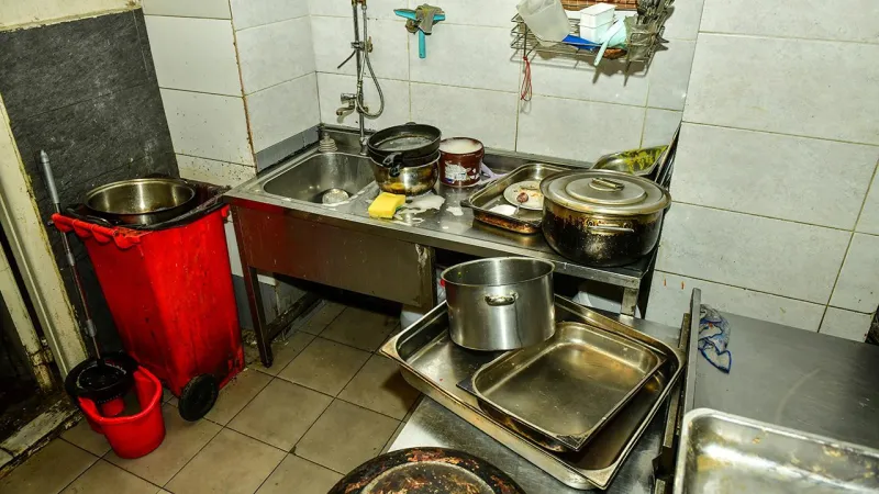 Esenyurt'ta Şok! Restoranda Hijyen Skandalı, Ceza Yağdı!