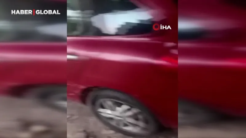 İzmit'te İpini Koparan Boğa Otomobilin Üzerine Çakıldı! Şok Anlar!
