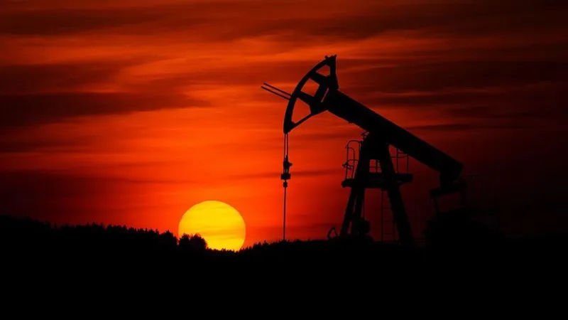 İsrail İran'ı Vurdu! Petrol Fiyatları Rekor Kırdı