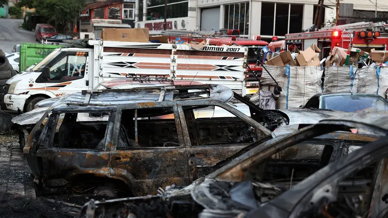İstanbul Ataşehir'de Araçlar Alevlere Teslim! Yangının Şiddeti Şoke Etti