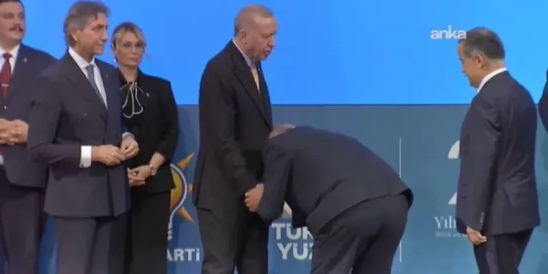 Şok İstifa! Başkan AKP'ye Geçti, Erdoğan'ın Elini Mi Öptü?