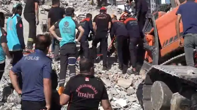 Kahramanmaraş'ta ağır hasarlı bina yıkılırken iş makinesinin üzerine devrildi