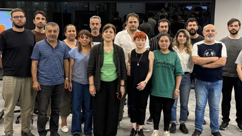 KRT TV Direnişi: DEM'li Beştaş'tan Destek Ziyareti! Neler Oluyor?