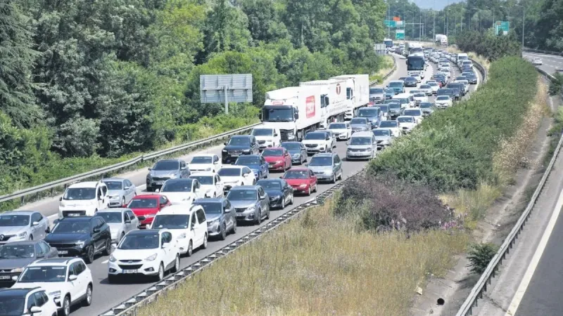 Kurban Bayramı dönüşü yollarda yoğun trafik: İstanbul ve çevresinde kilometrelerce kuyruk oluştu
