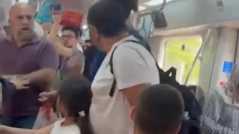 Marmaray'da korku dolu anlar! Babaya çocuklarının yanında yumruk atıldı