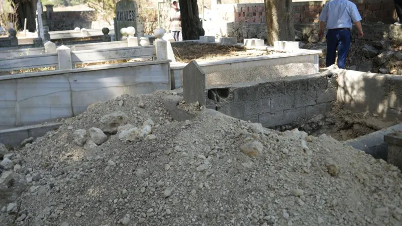 Mezarlığa dua etmeye gelenler şoke oldu! İstanbul'da dehşete düşüren manzara