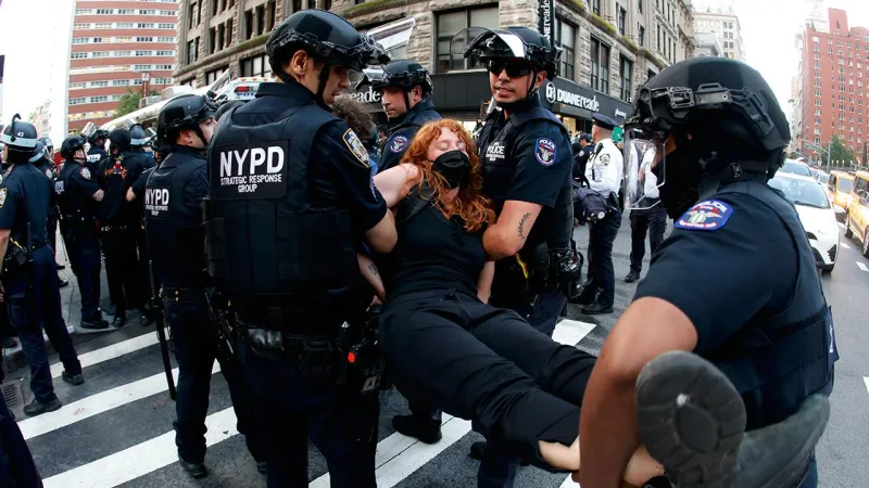 New York'ta düzensiz göçmenlere destek protestolarında 65 kişi gözaltına alındı