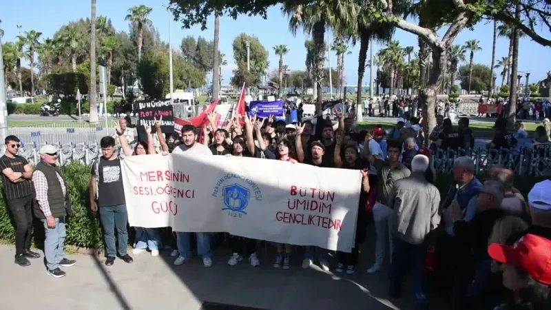 Mersin'de 1 Mayıs'ta Bozkurt İşareti Kavgası! Neler Yaşandı?