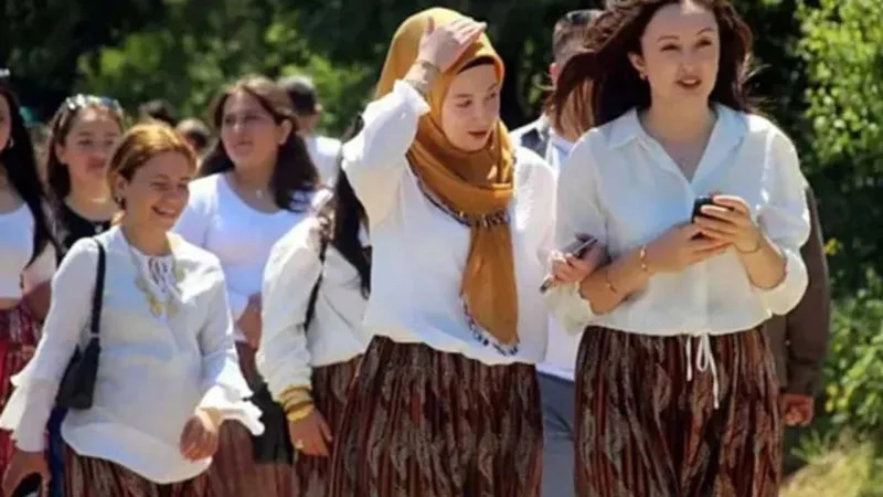 Aşıklar Sokağı'nda Kısmet Arıyorlar! Bu Köyde Neler Oluyor?