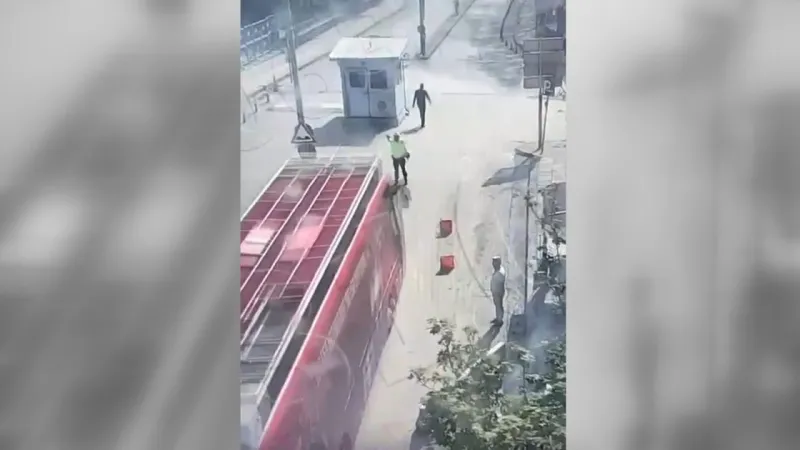 CHP Otobüsü Polise Mi Çarptı? Şoförden Şok İddia!