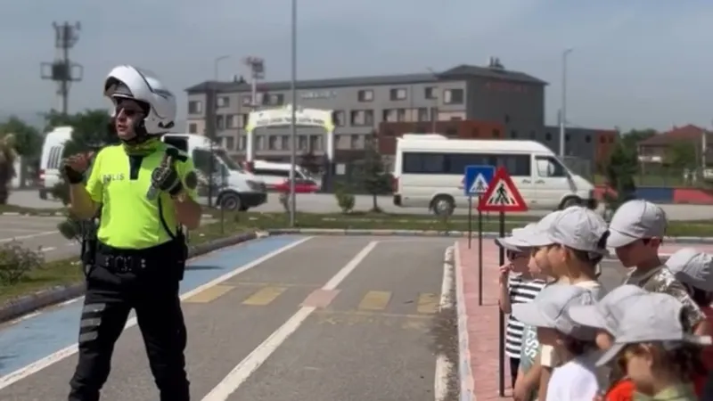 Düzce'de Polislerden Minik Kalplere Dokunan Trafik Eğitimi!
