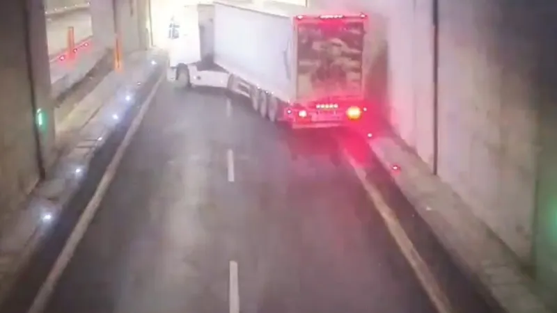 Erkenek Tüneli'nde Dehşet! Kaza Anı Kamerada!
