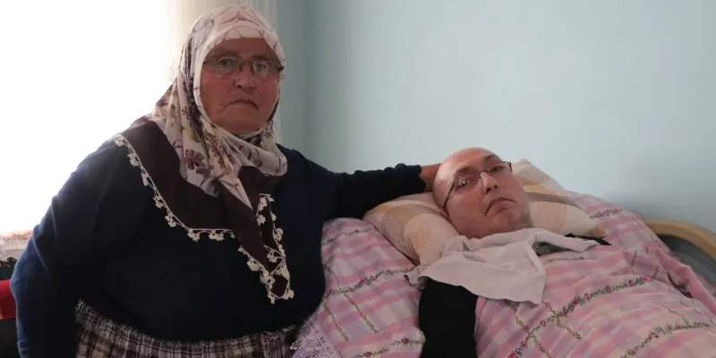 Anne Sevgisi: Yatağa Bağımlı Oğluna 16 Yıl Bakıyor!