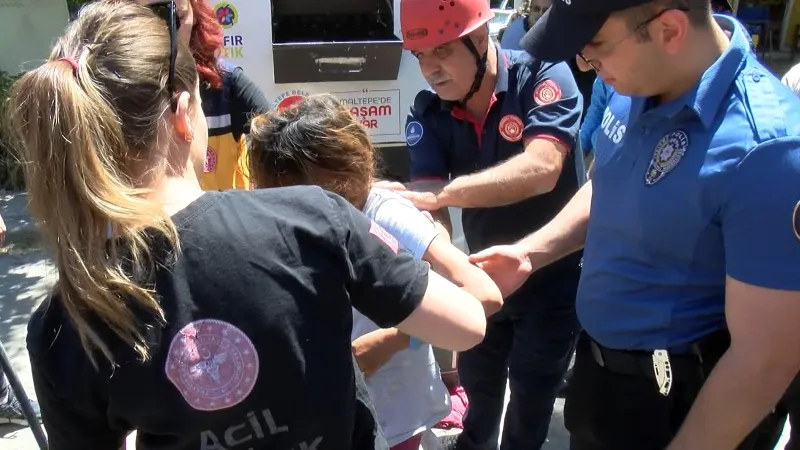 Giysi Kumbarası Kabusu! Maltepe'de Çocuk Mahsur Kaldı