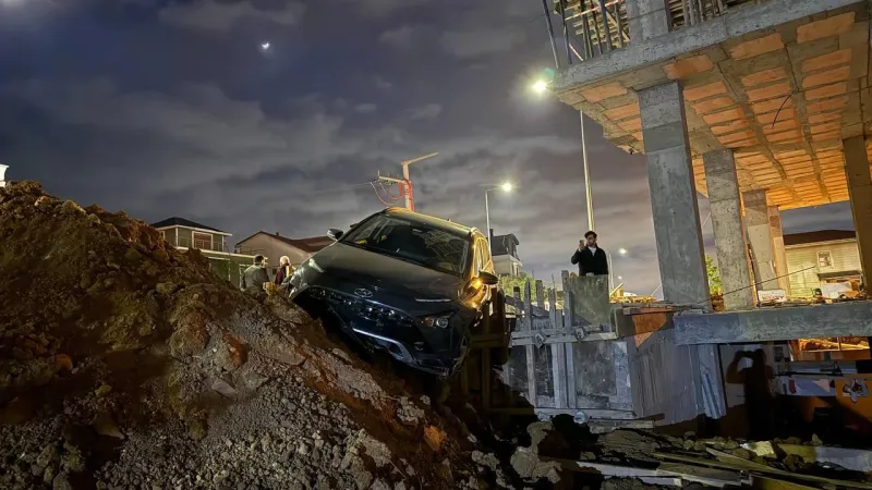 Otomobil İnşaat Alanında Uçuruma Yuvarlandı! İşte O Anlar