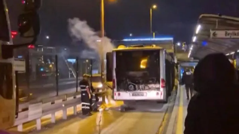 İstanbul'da Metrobüs Alevlere Teslim! Seferler Durdu Mu?
