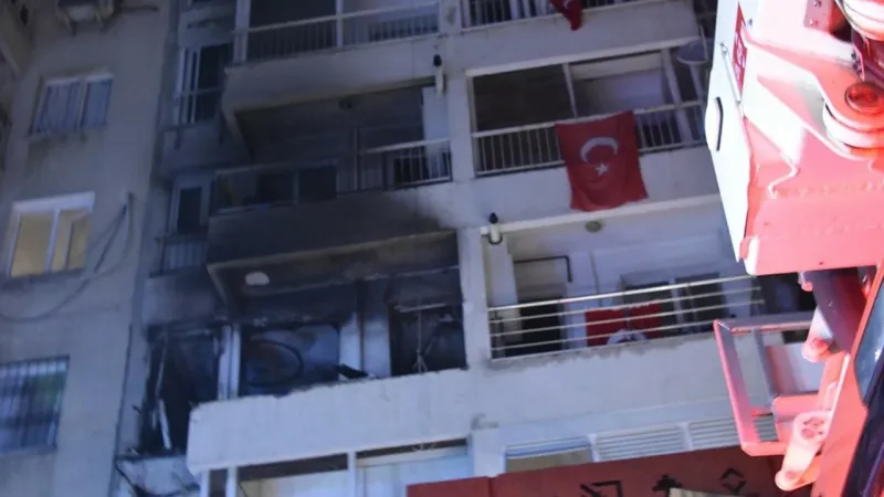 İzmir'de Korkunç Patlama! Bina Alevlere Teslim, 4 Yaralı