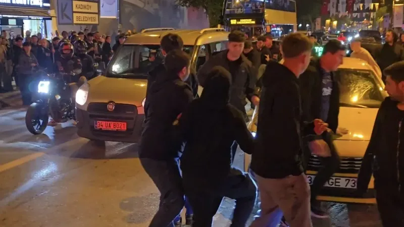 Kadıköy'de Şampiyonluk Savaşı: Taraftar Araçlarına Saldırı! Şok Detaylar!
