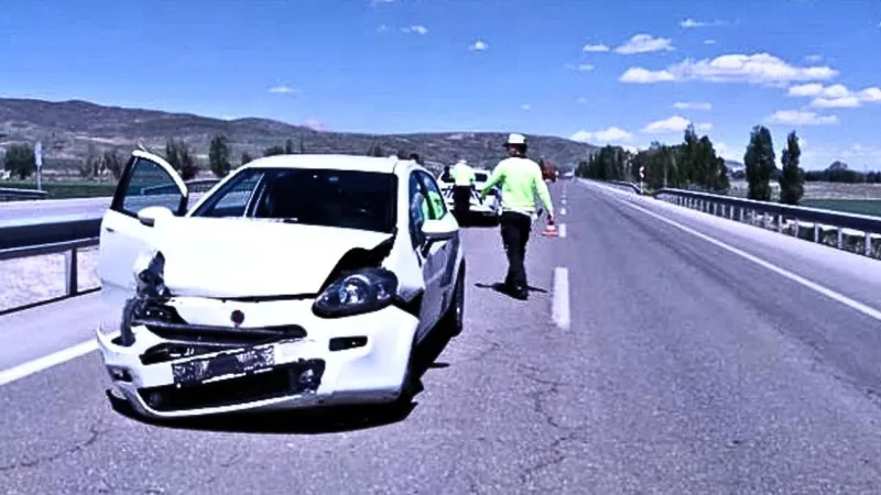 Kamyon Dehşeti! Otomobil Refüje Uçtu: Malatya'da Neler Oldu?