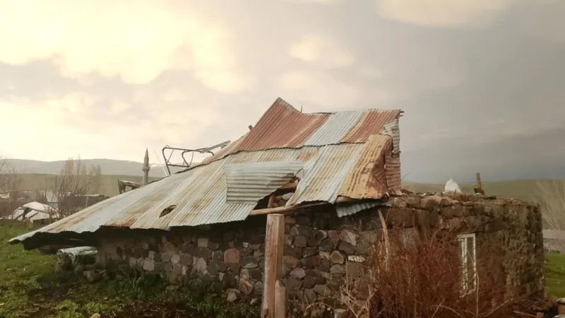 Kars'ta Hortum Felaketi! Evler ve Okul Çatısız Kaldı!