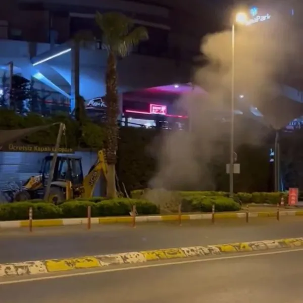 Küçükçekmece'de Gaz Alarmı! Kazıda Boru Patladı, Neler Oluyor?