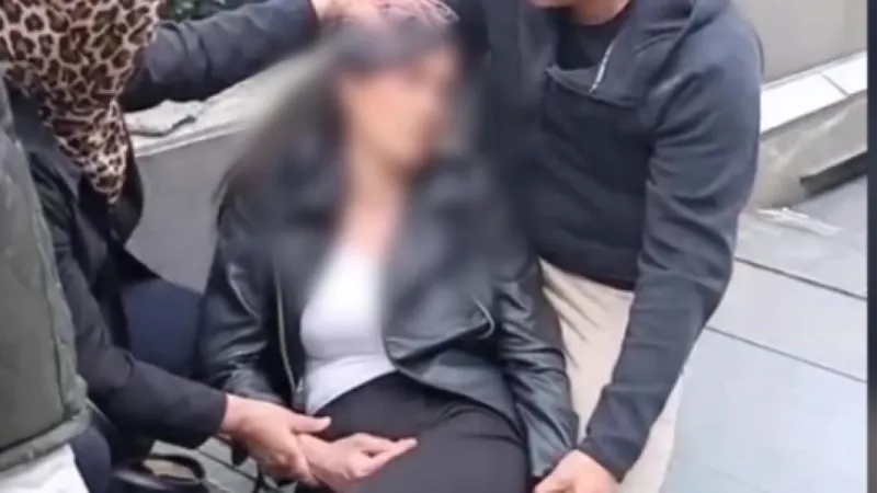 Metroda Korkunç Anlar! Reklam Panosu Kadının Üzerine Devrildi