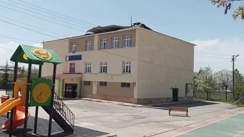 Van'da Fırtına Faciası! Okulun Çatısı Uçtu!