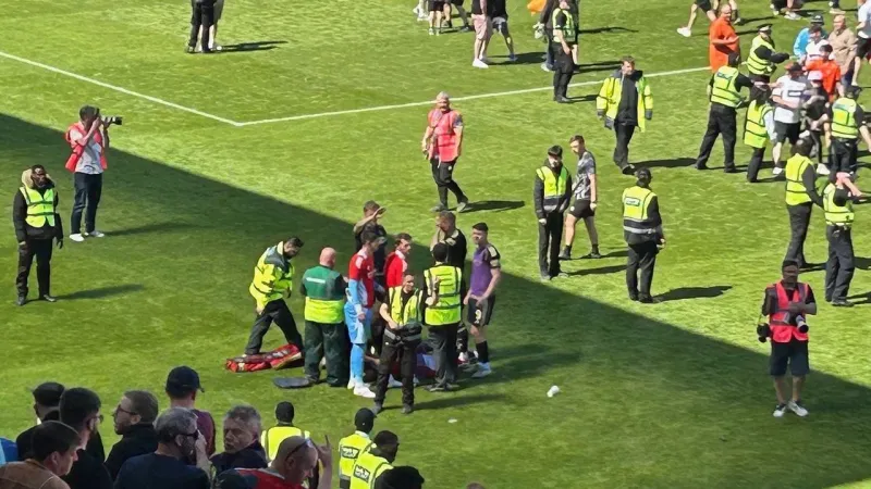 Şok! Taraftar Futbolcuyu Yaraladı: İskoçya'da Akıl Almaz Olay!