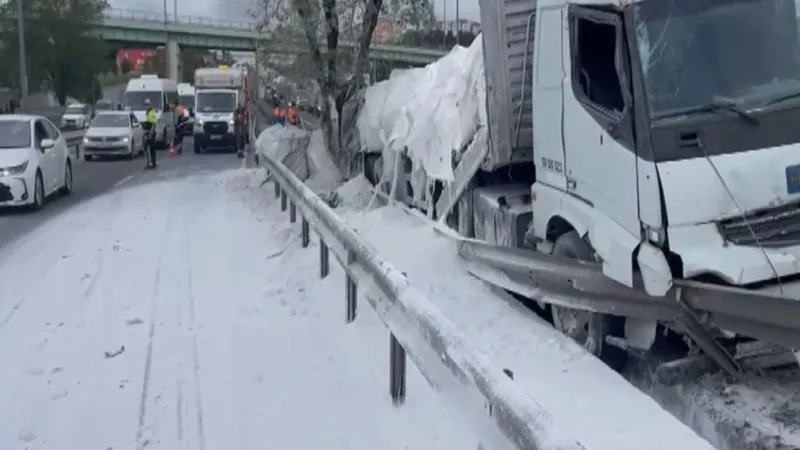 Alçı Yığını D-100'ü Felç Etti! İstanbul'da Trafik Alarmı