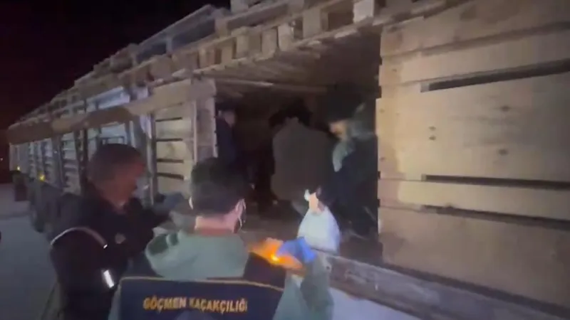 Tır Dorsesinde Şok Baskın! 42 Kaçak Göçmen Bulundu!