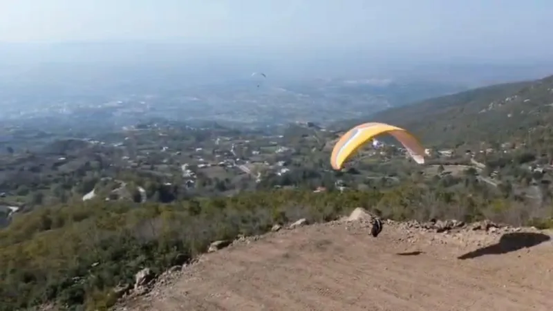Osmaniyede festivalde korkutan anlar: Paraşütçü kayaya çarptı