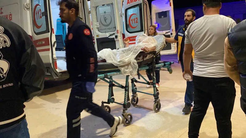 Parkta yüzlerine lazer ışığı tutanları uyaran 2 genç, bıçaklı saldırıya uğradı!