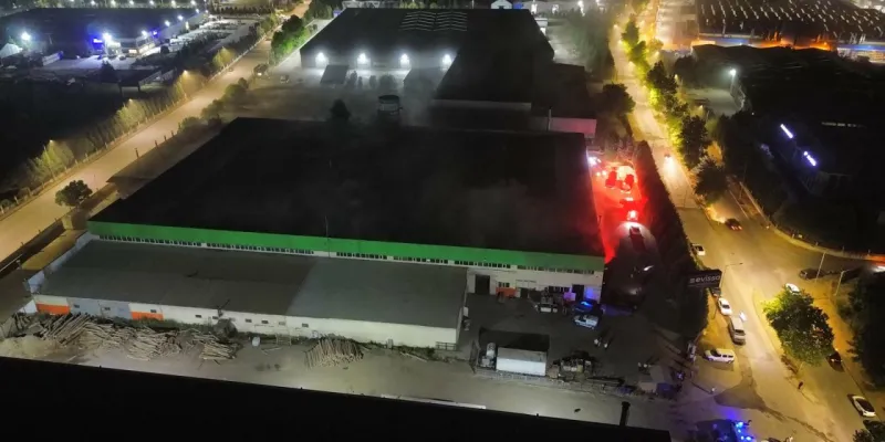 Düzce'de Korkunç Yangın! Mobilya Fabrikası Alevlere Teslim Oldu