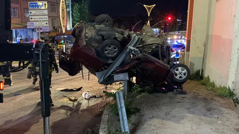 Feci Kaza! Takla Atan Otomobil Bariyerde Asılı Kaldı: 2 Ölü